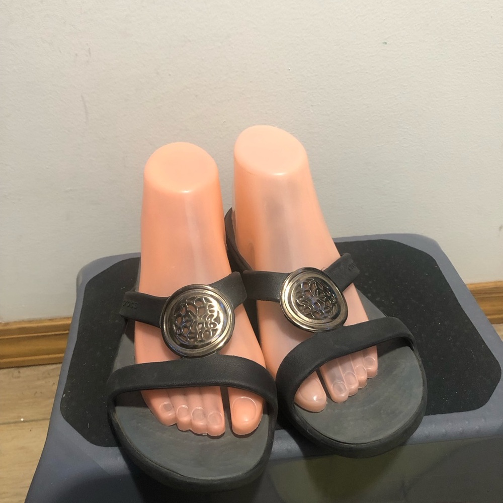 CROCS Santa Circle Black Slide Sandals with Decorative Medallions Shoes Size W8 - Picture 2 of 14